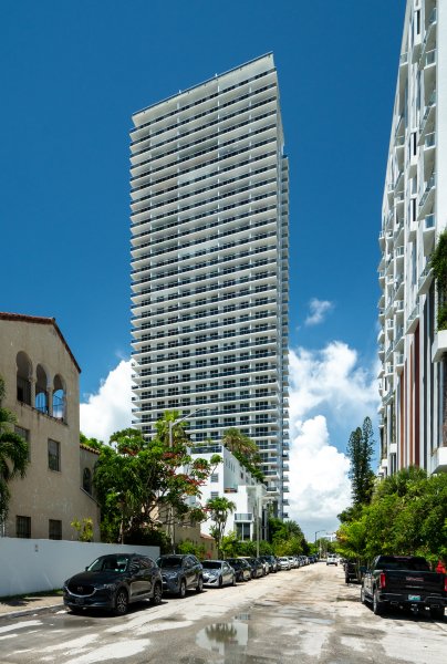 1800 Biscayne Plaza — photo building