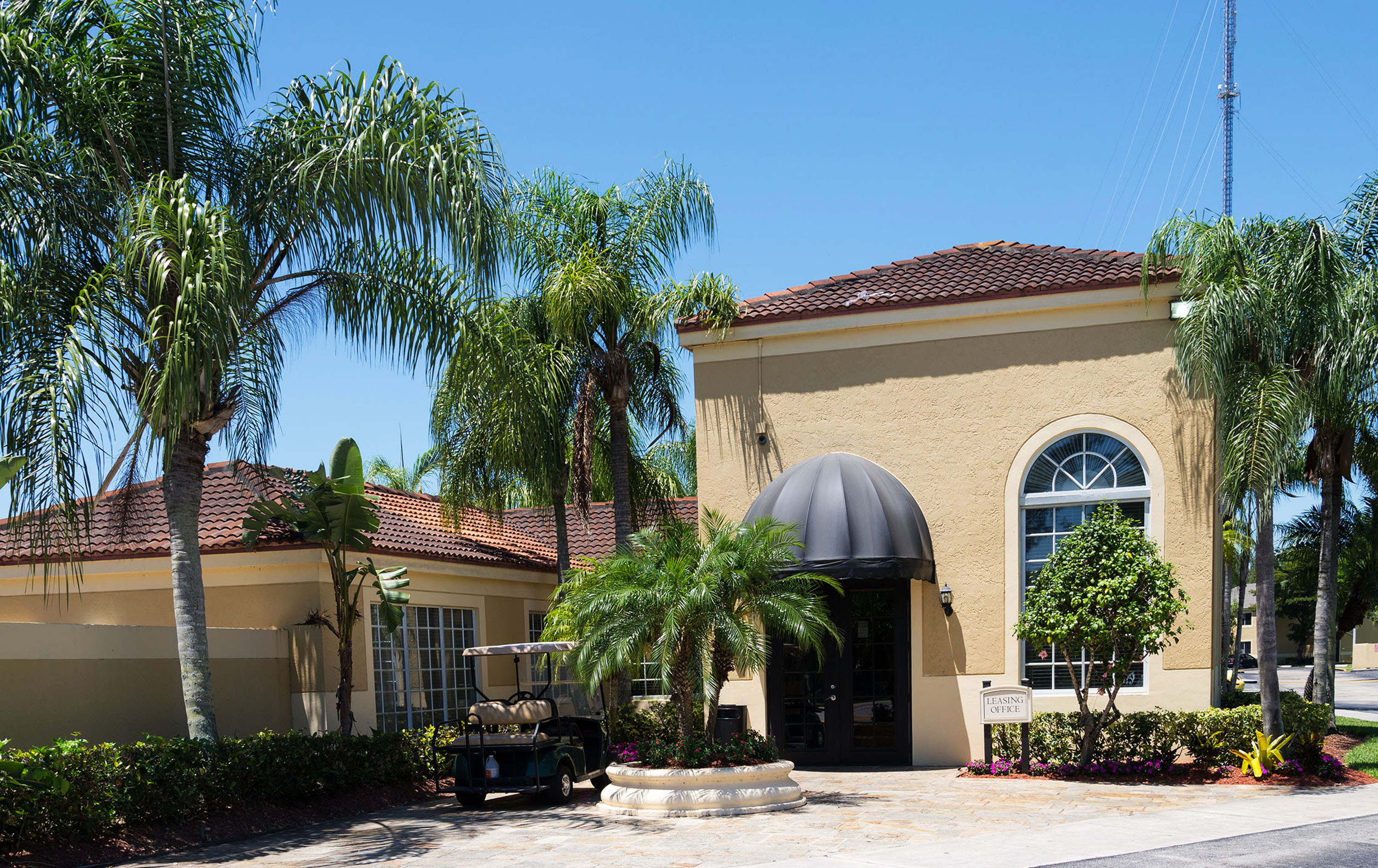 Walden Pond Villas — photo building