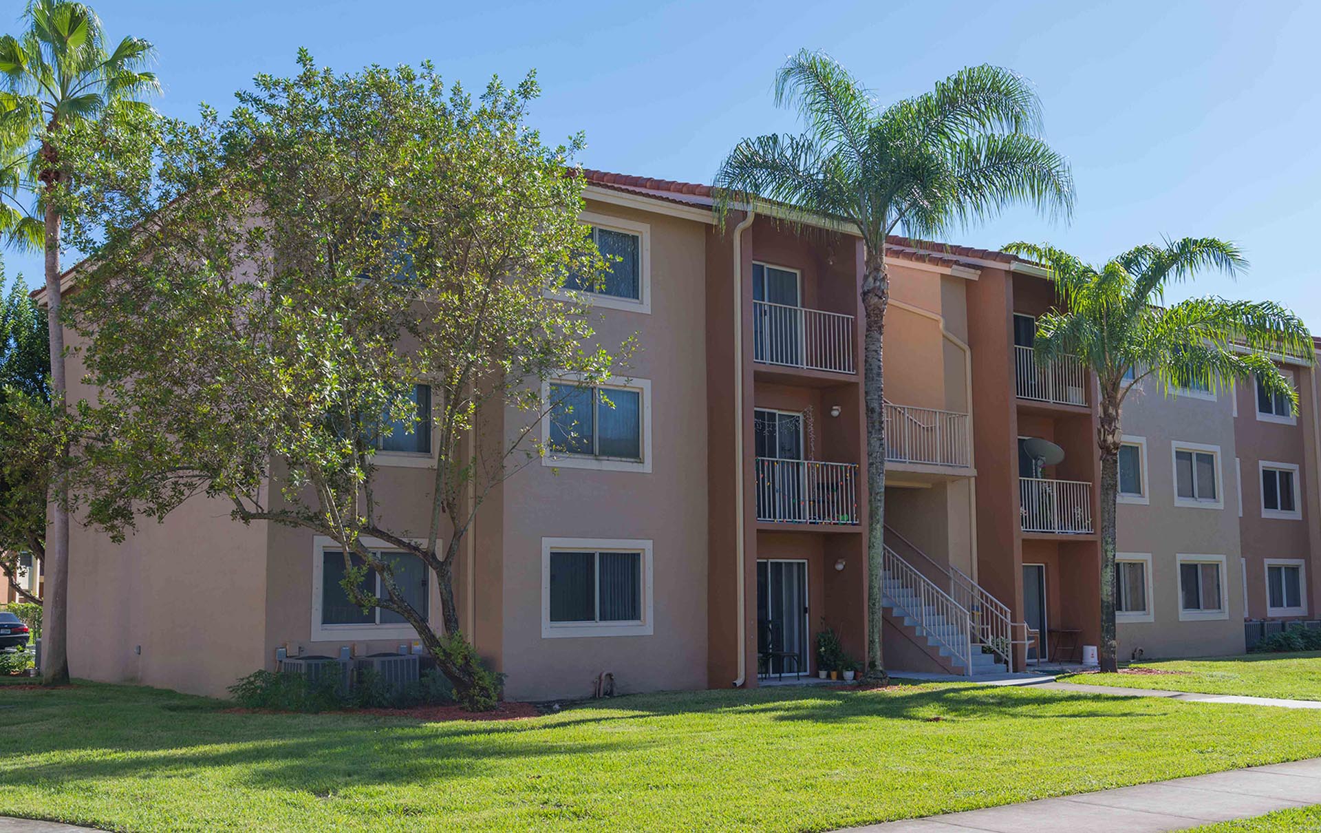 Golfside Villas — photo building