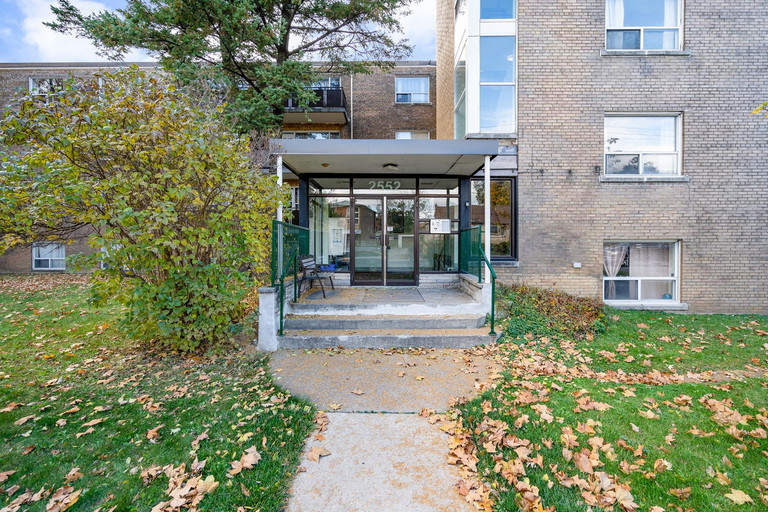 Fairlawn Apartments — photo building