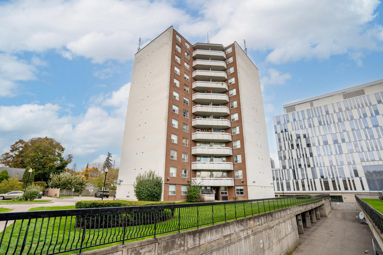 Park Hill Apartments — photo building