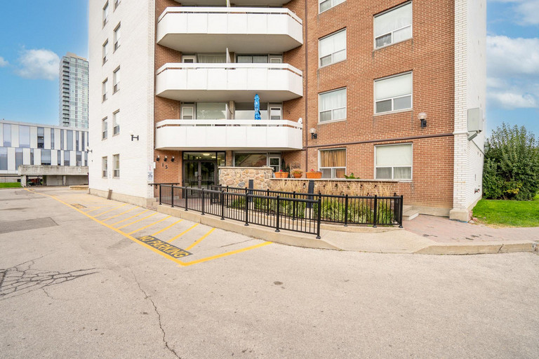 Park Hill Apartments — photo building