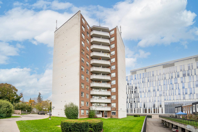 Park Hill Apartments — photo building