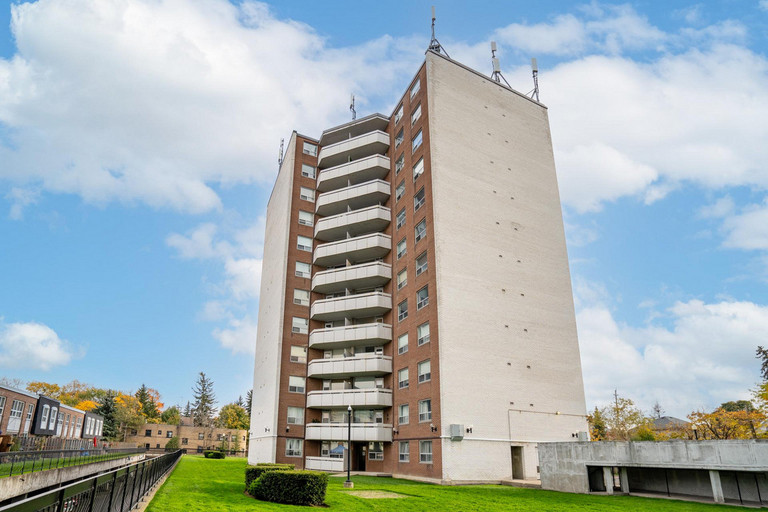 Park Hill Apartments — photo building