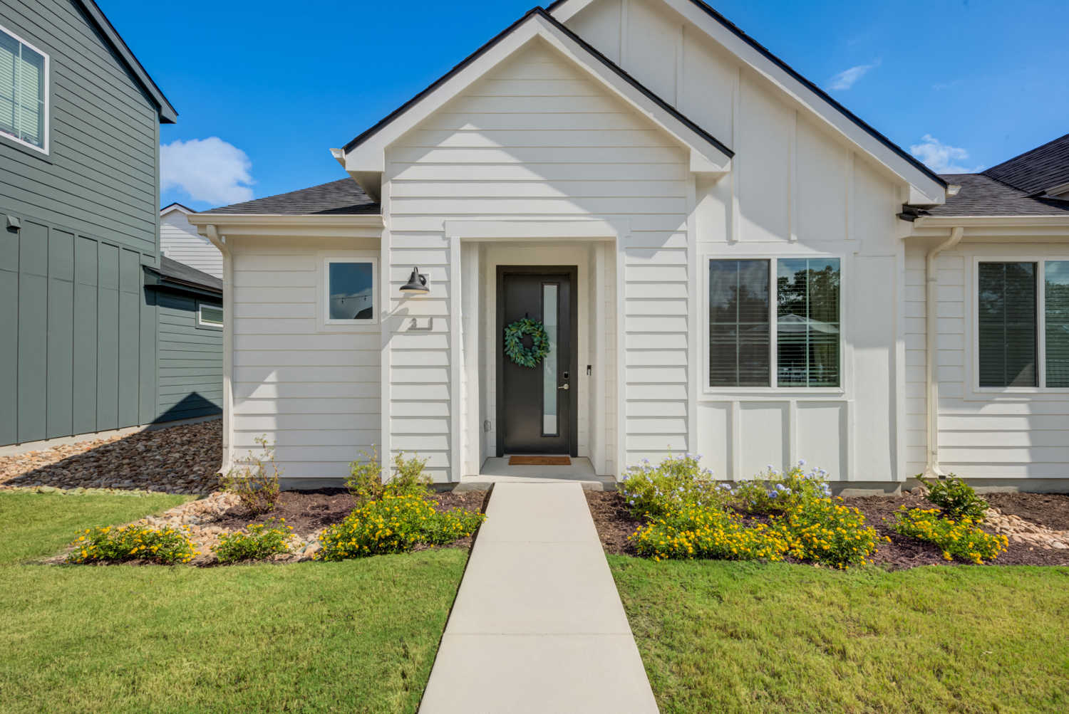 YardHomes® Juniper Pointe — photo building
